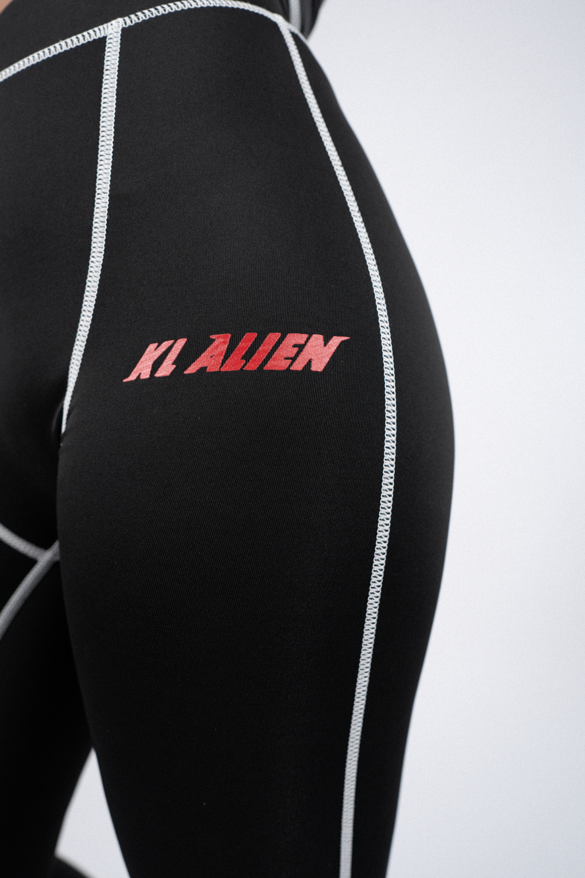 KL ALIEN - Side wear